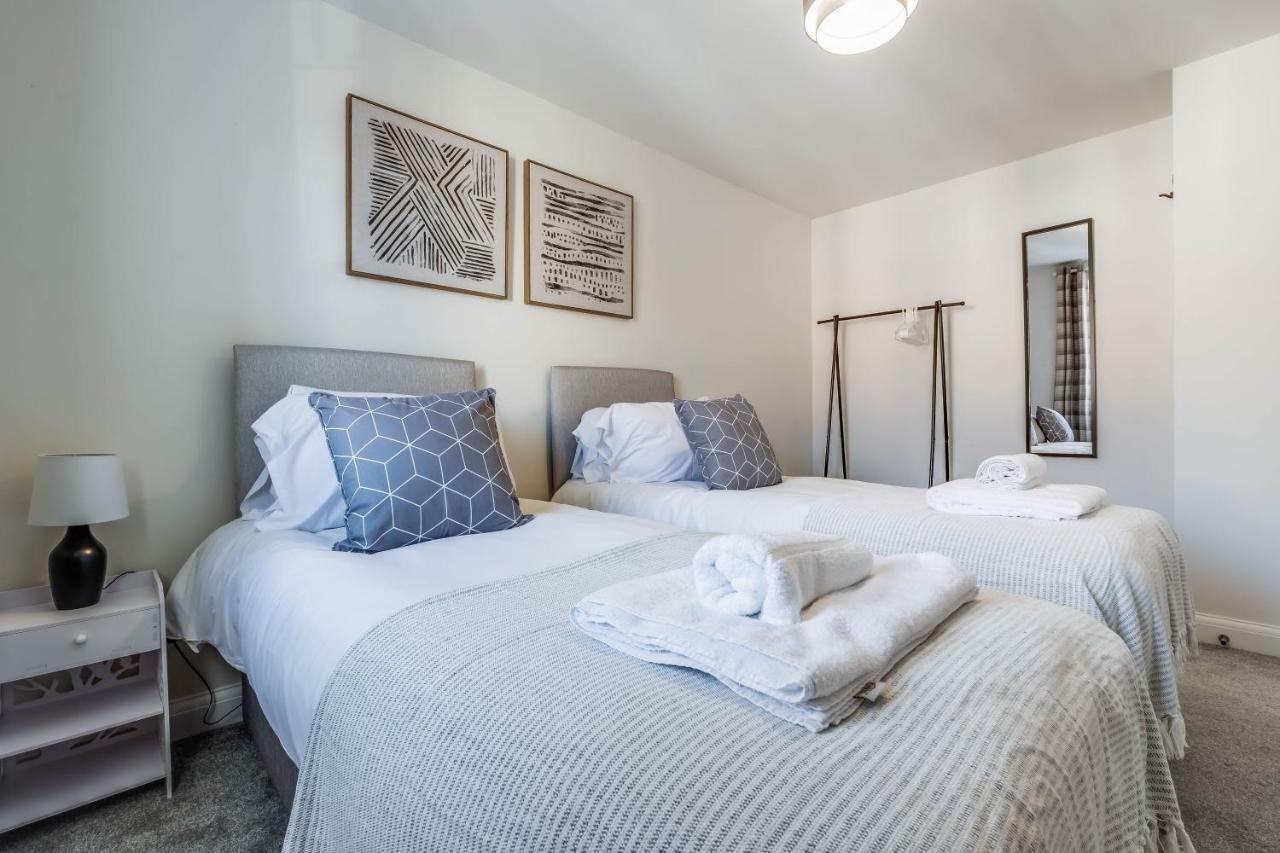 Beautiful And Comfortable Home Away From Home With Free Parking, Fast Wifi And White Crisp Hotel Standard Linen Hosted By Our Home Short Stays นอร์ทแธมป์ตัน ภายนอก รูปภาพ