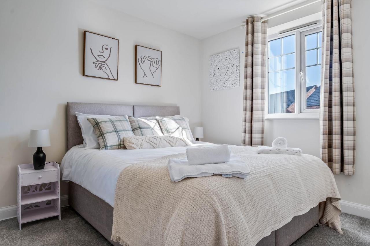 Beautiful And Comfortable Home Away From Home With Free Parking, Fast Wifi And White Crisp Hotel Standard Linen Hosted By Our Home Short Stays นอร์ทแธมป์ตัน ภายนอก รูปภาพ